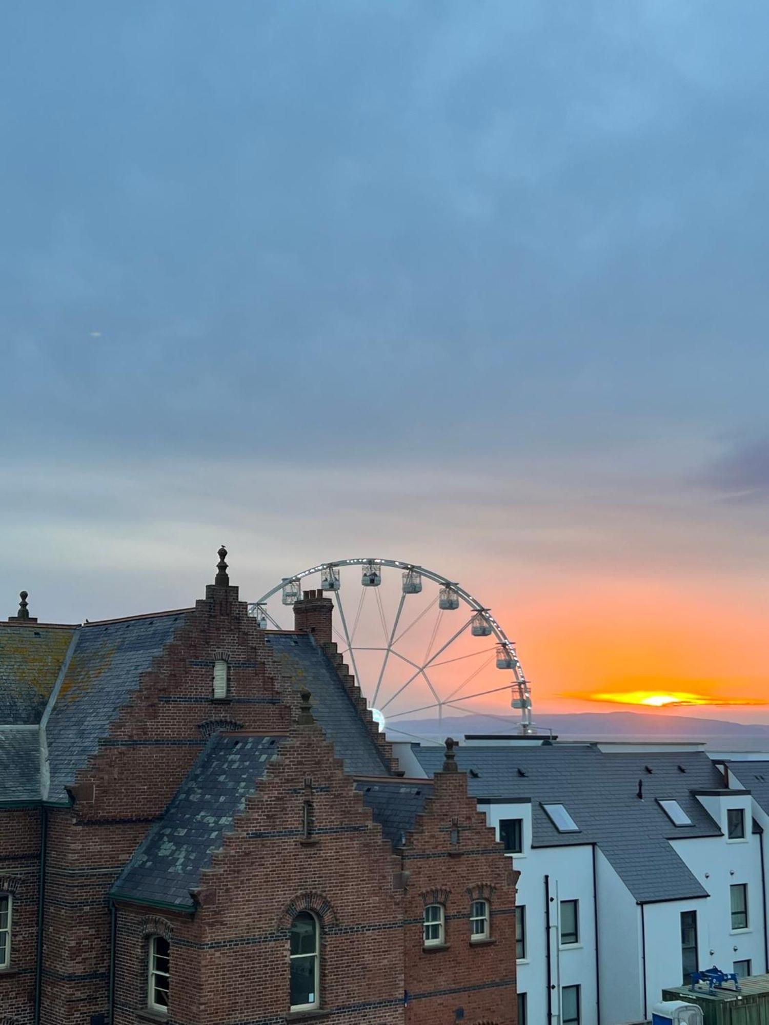 Penthouse Apartment - Town Centre, Sea Views, Secure Parking Portrush Exterior foto